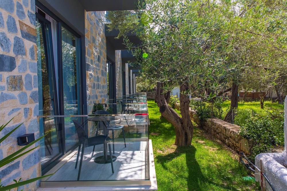 

Milano - Dhërmi - Hildon Eco Hotel