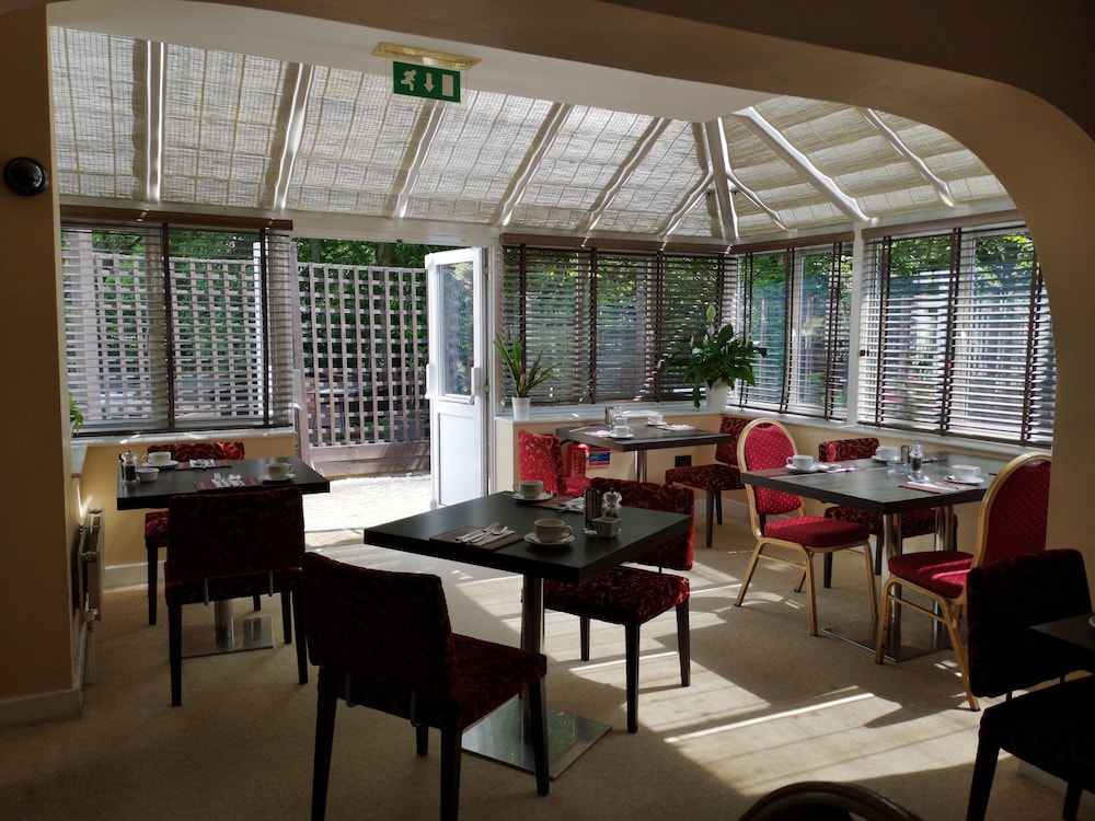 

Pisa - Uxbridge - The Tudor Hotel