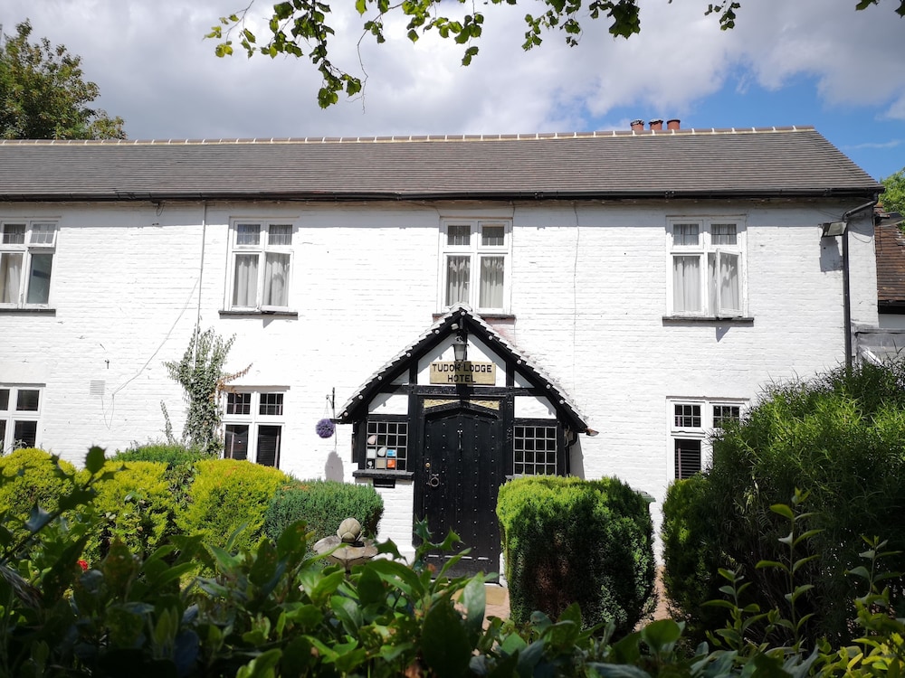 

Milano - Watford - The Tudor Hotel