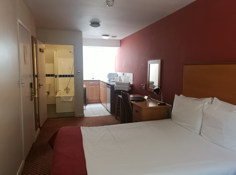 

Bologna - Watford - The Tudor Hotel