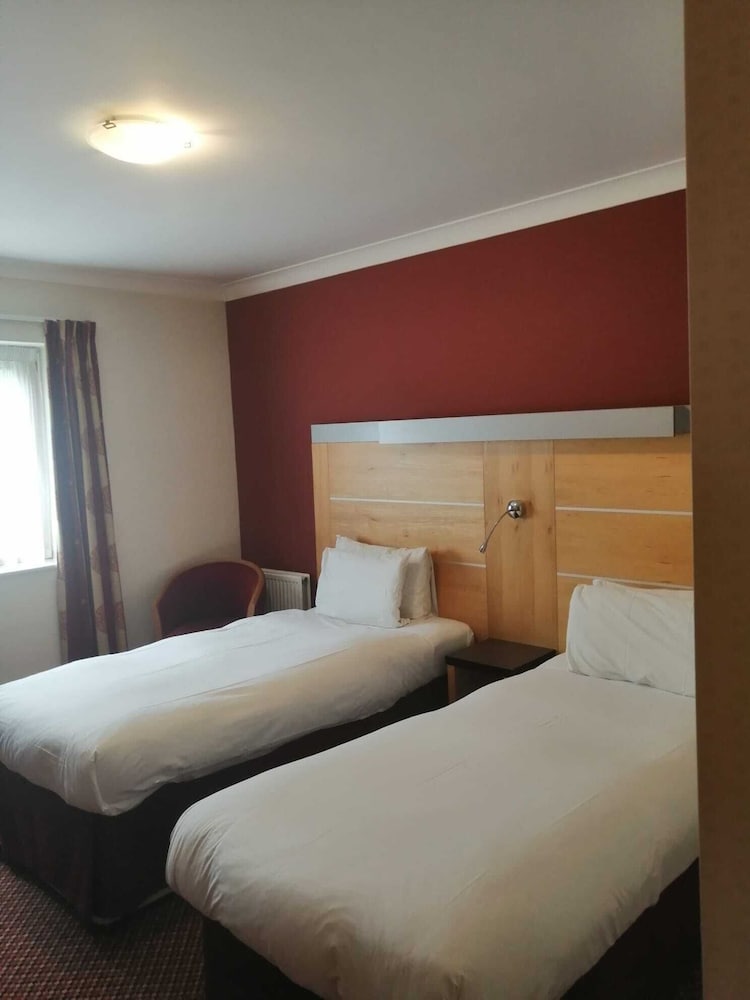 

Roma - Watford - The Tudor Hotel