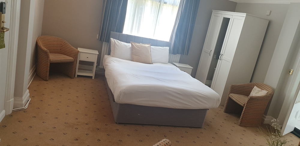 

Trieste - Watford - The Tudor Hotel