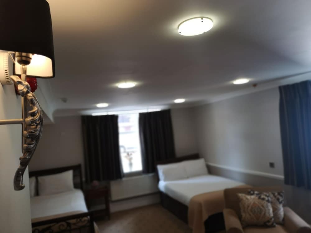 

Verona - Watford - The Tudor Hotel