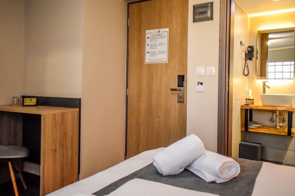 

Bari - Skiathos, Isole Greche - Entelia