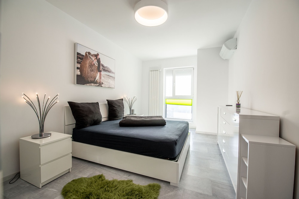 

Roma - Chiajna - Luxury Westpark 2 Residence Lake View W2