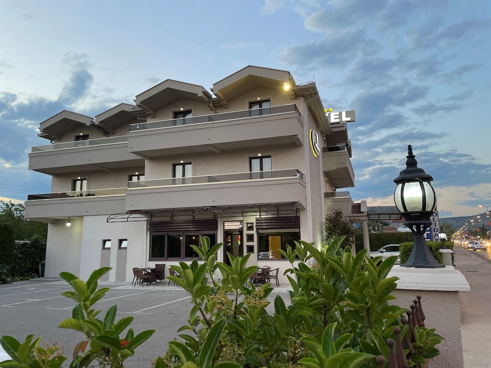 

Milano - Podgorica - Hotel Holiday