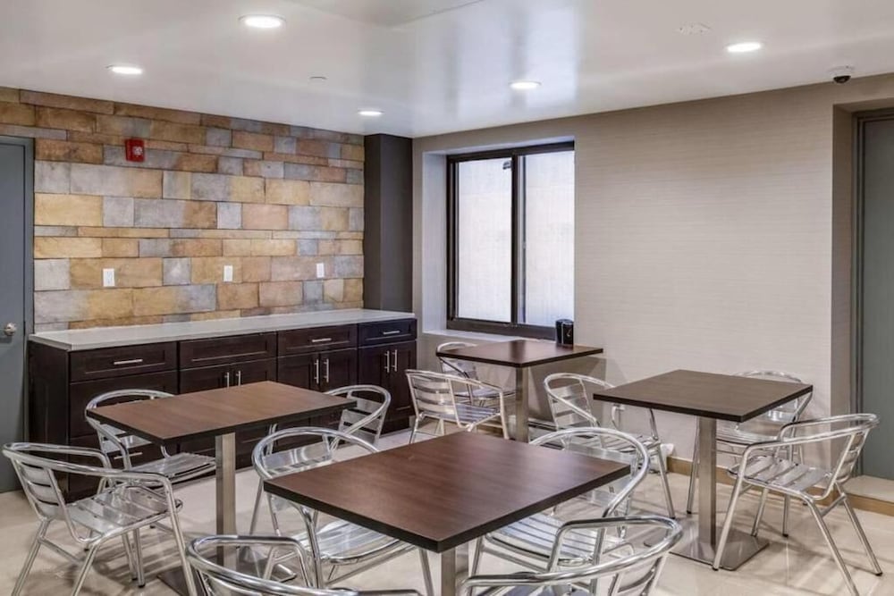 

Verona - Brooklyn (NY) - Umbrella Hotel Brooklyn