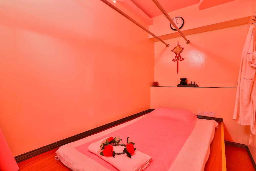 

Bologna - Ras Al Khaimah - Camphor Hotel