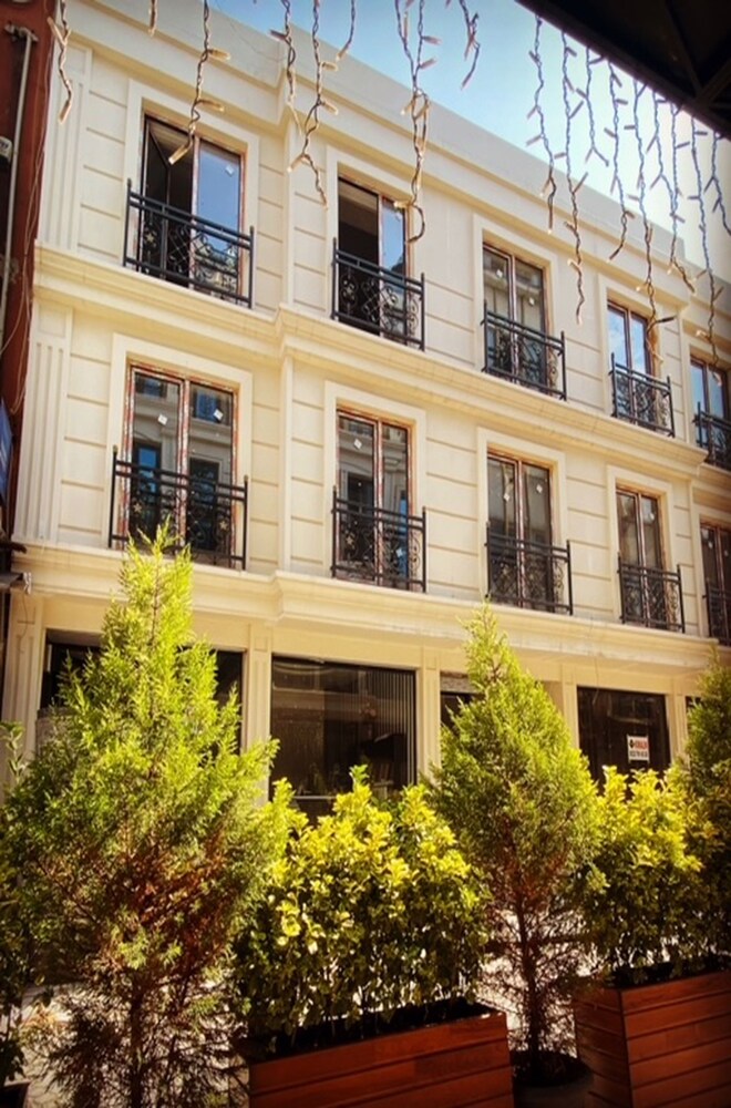 

Catania - Istanbul - BALPETEK HOTEL