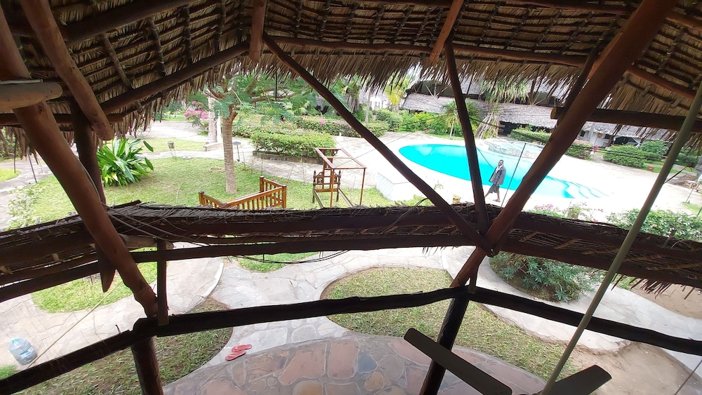 

Bari - Marafiki - Alexa Harbour Key Cottages