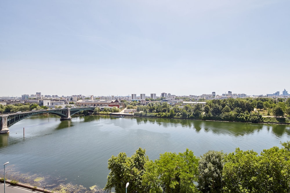 

Brindisi - Colombes - B&B HOTEL Argenteuil