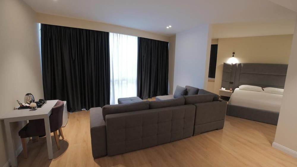 

Bari - Tirana - Granda Hotel
