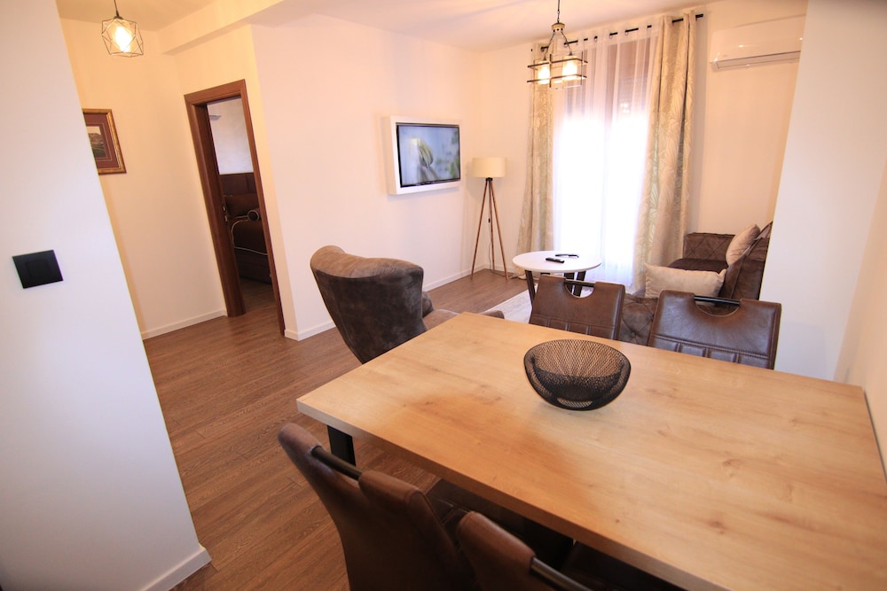 

Napoli - Cetinje - Apart hotel Fantasia