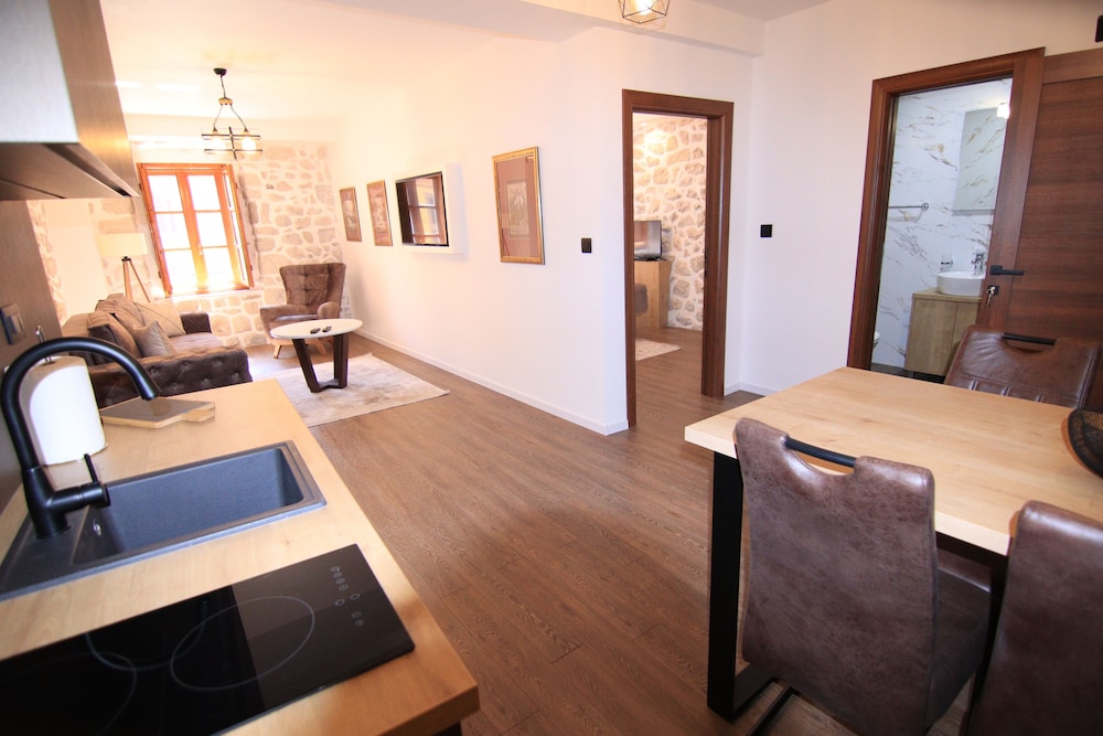 

Verona - Cetinje - Apart hotel Fantasia
