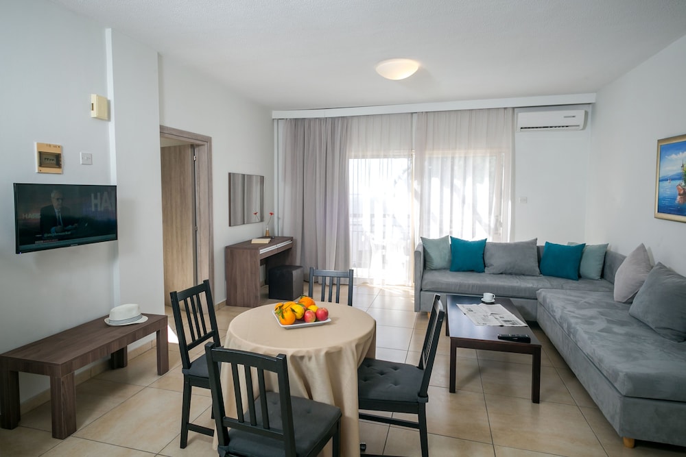 

Napoli - Kissonerga - Crystallo Apartments