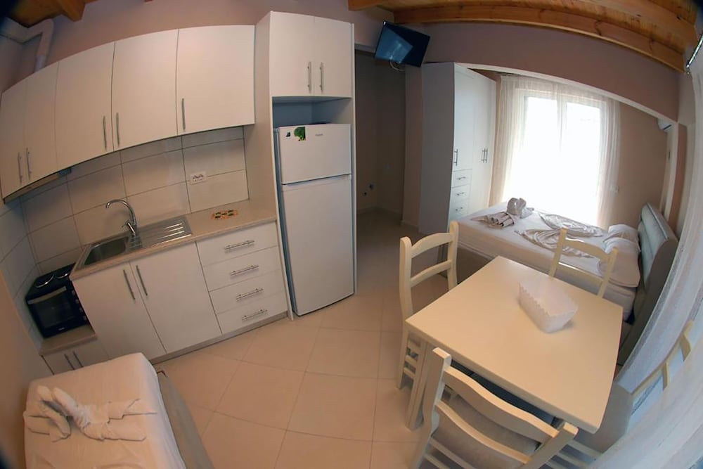 

Roma - Sarandë - Hotel Vila Alvin & Apartments