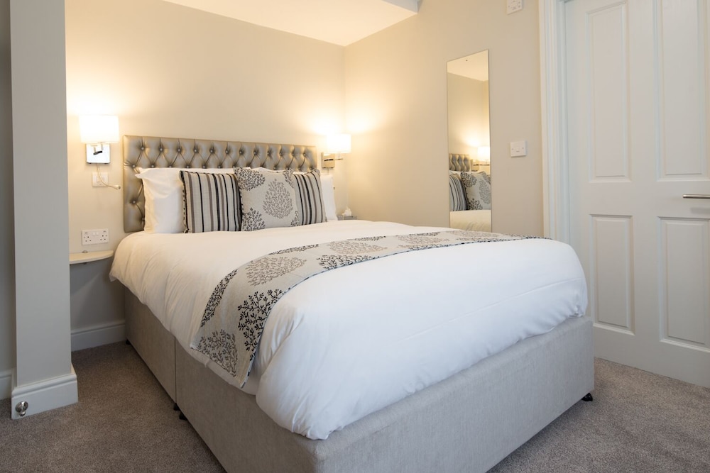 

Napoli - Londra, Aeroporto di London Gatwick - The Maple Manor Hotel