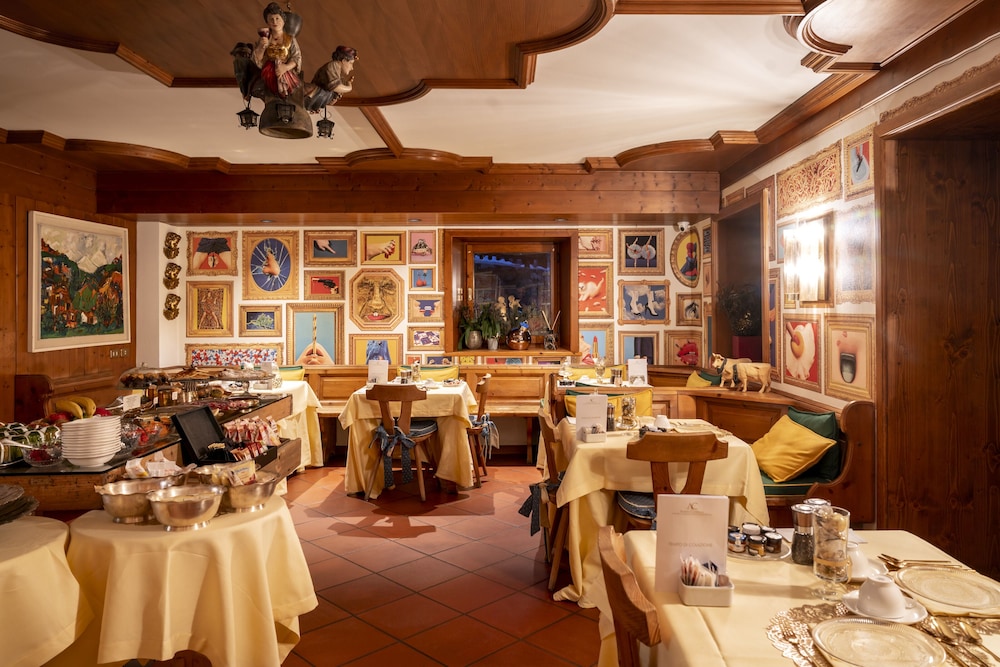 

Napoli - Cortina d'Ampezzo - Ambra Cortina Luxury&Fashion Hotel