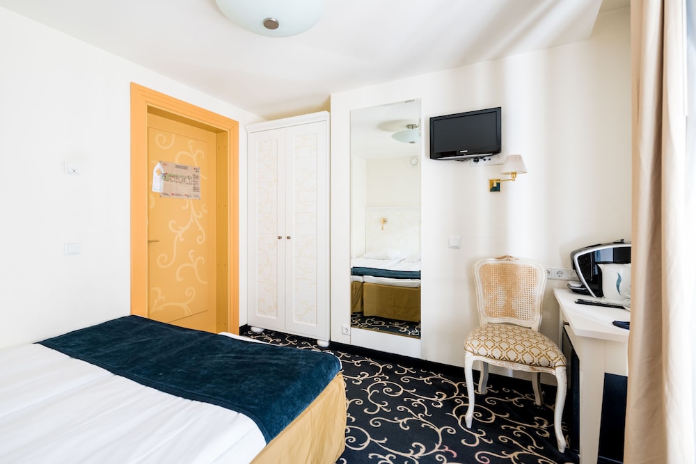 

Napoli - Tallinn - Meriton Old Town Garden Hotel