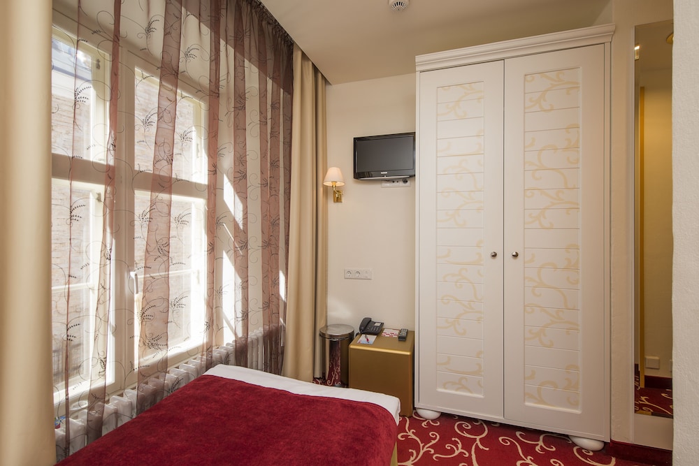 

Bologna - Tallinn - Meriton Old Town Garden Hotel