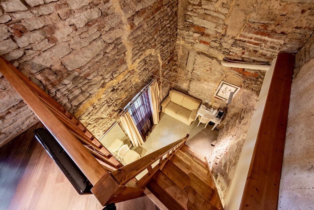 

Verona - Tallinn - Meriton Old Town Garden Hotel