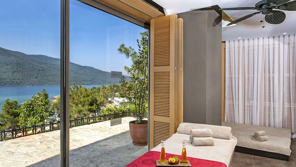

Bari - Güvercinlik - Titanic Luxury Collection Bodrum