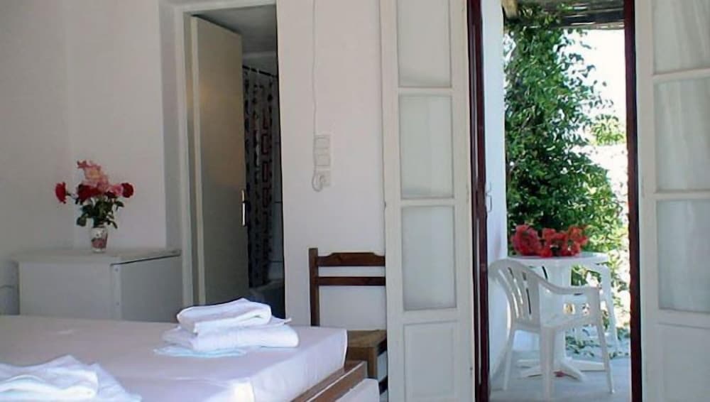 

Milano - Naousa, Paros - Surfing Beach Village Paros