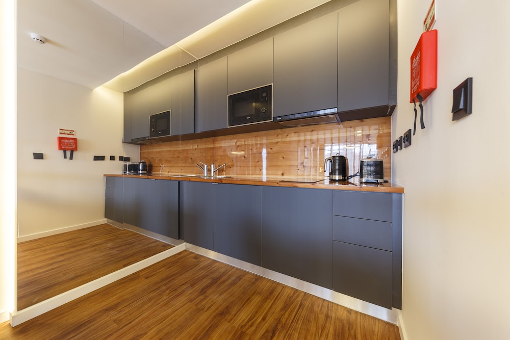 

Milano - Porto Judeu - The Shipyard - Angra