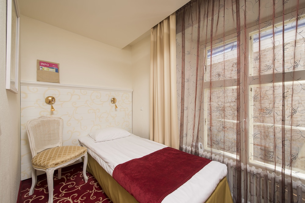 

Bologna - Tallinn - Meriton Old Town Garden Hotel