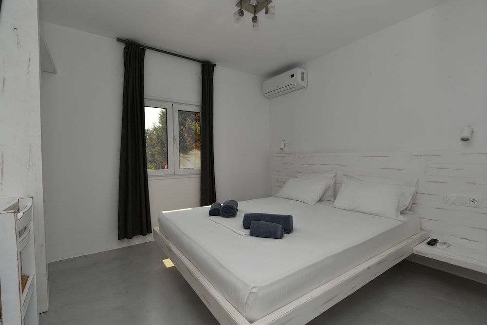 

Palermo - Naousa, Paros - Surfing Beach Village Paros