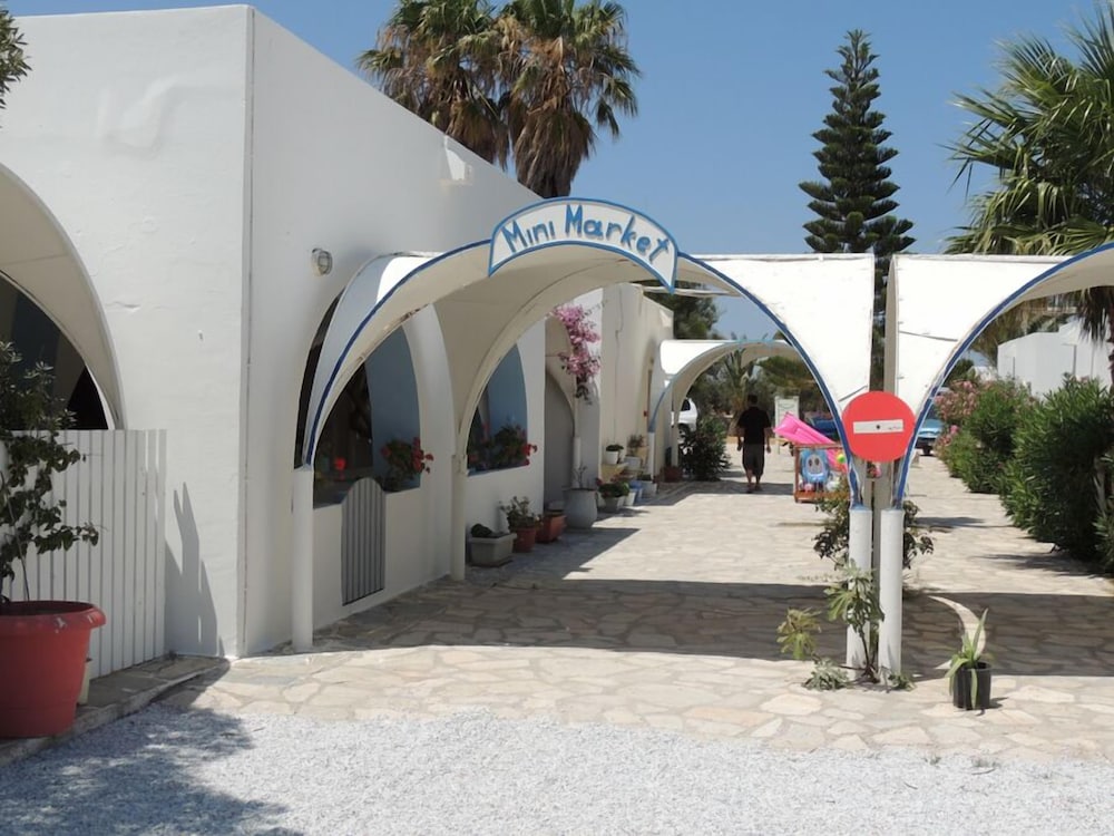 

Milano - Naousa, Paros - Surfing Beach Village Paros