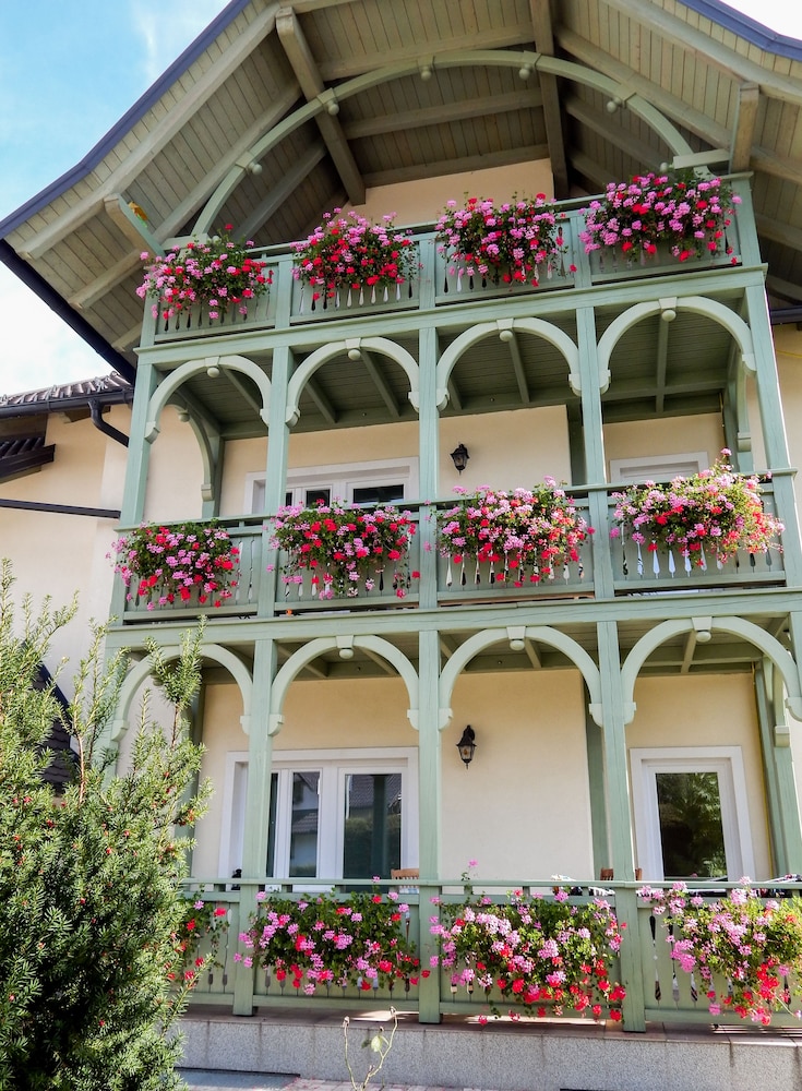 

Milano - Jesenice - Apartments Vila Marjetica