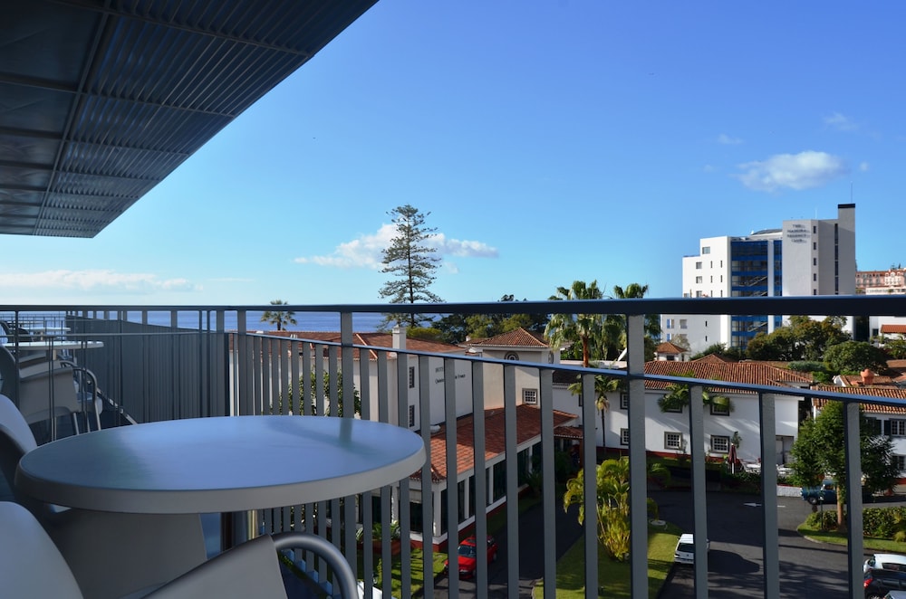 

Bologna - Câmara de Lobos - Madeira Bright Star by Petit Hotels