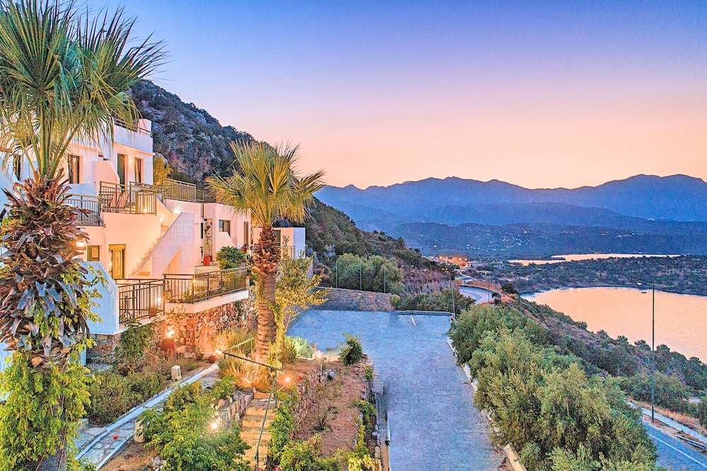 

Bari - Agios Nikolaos, Creta - Istron Homes