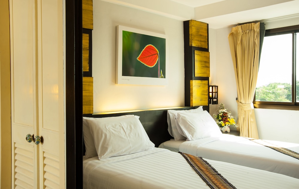 

Bologna - Chalong - Crystal Inn Phuket