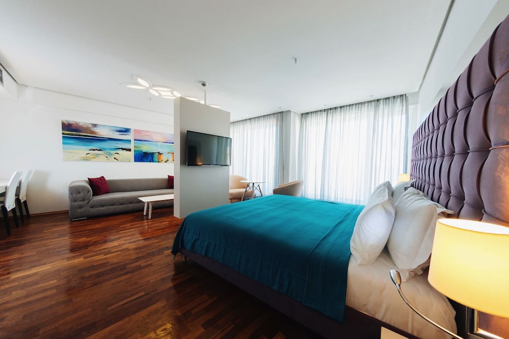 

Venezia - Sarandë - Bougainville Bay Hotel