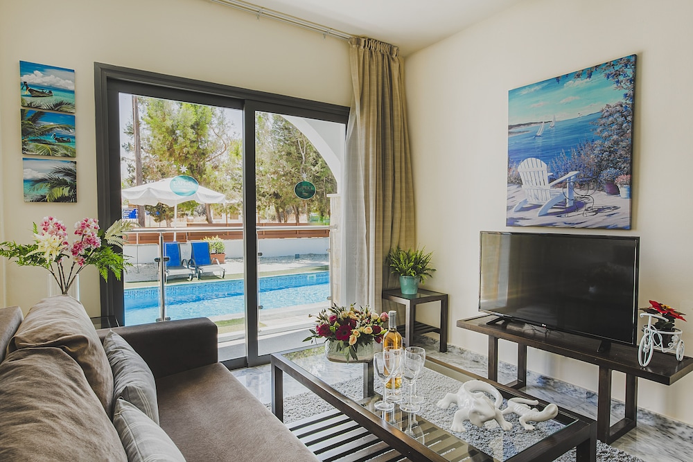 

Bologna - Polis - Latchi Escape Hotel and Suites