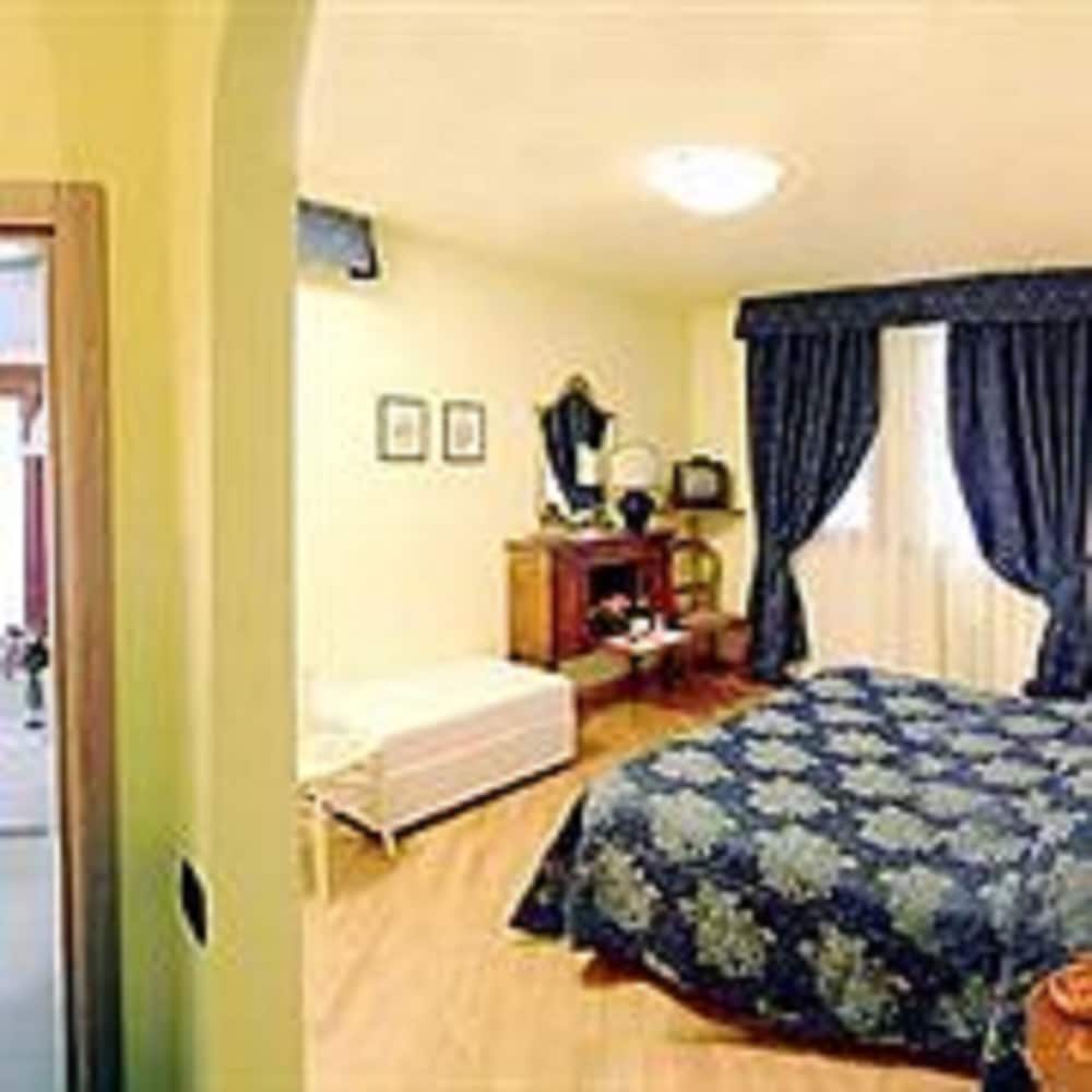 

Cagliari - Siena - Hotel Ristorante Piccolo Chianti