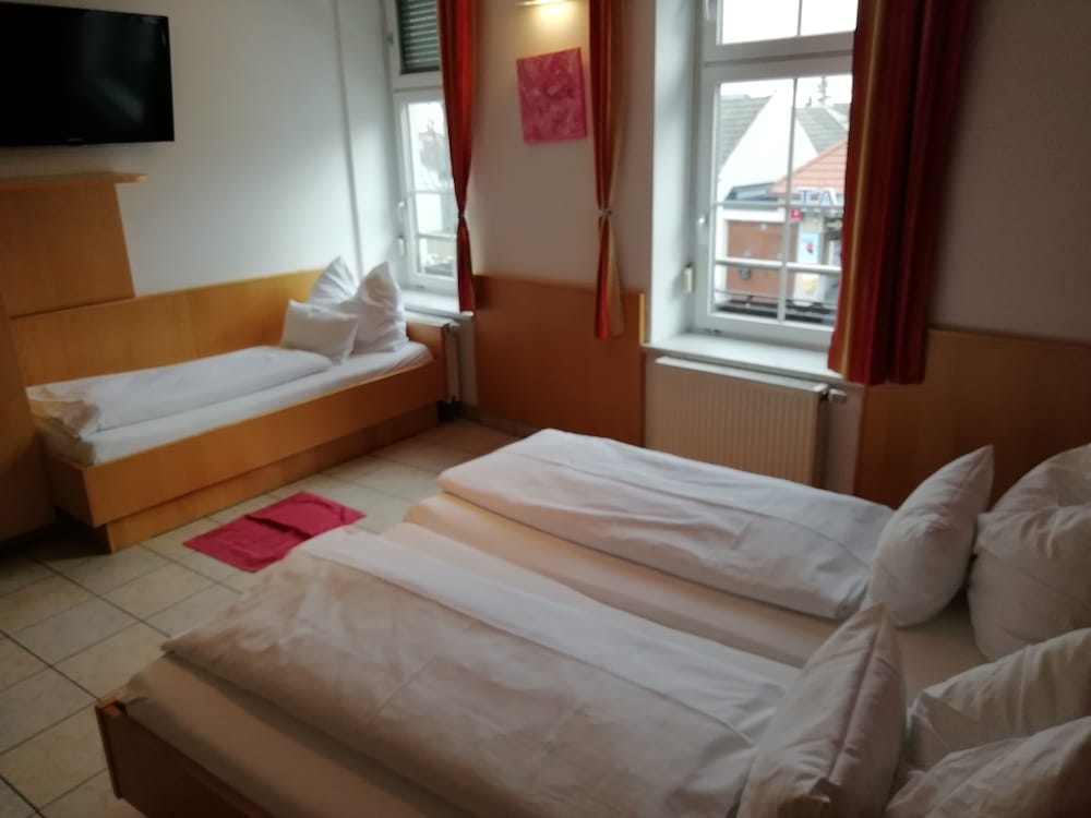 

Milano - Neusiedl am See - Weinhotel Kirchenwirt