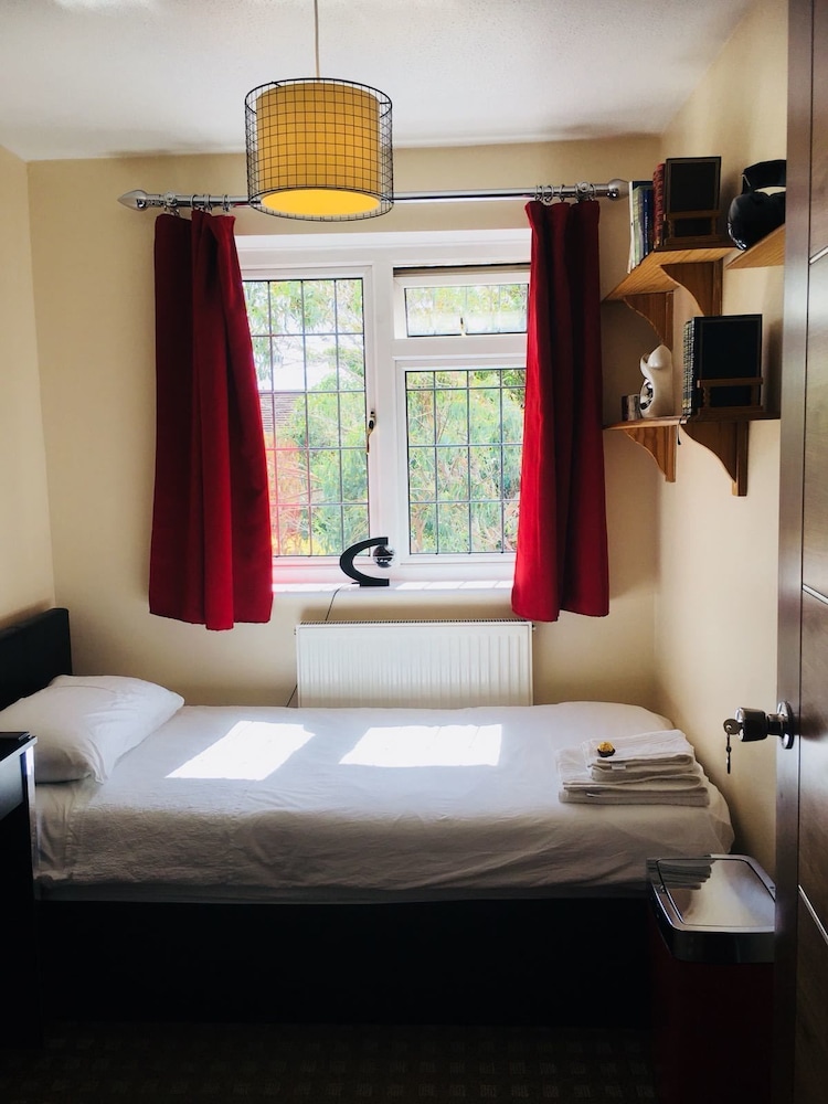 

Napoli - Staines - Bianca's House Hotel Heathrow Airport