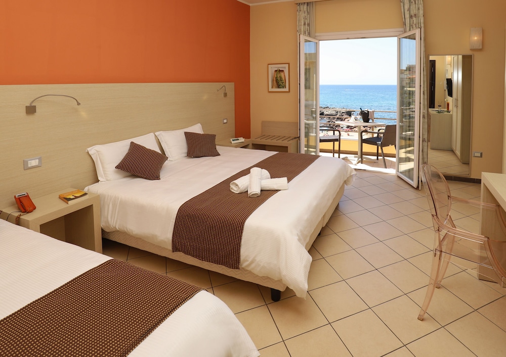 

Ancona - Castelsardo - Janus Hotel