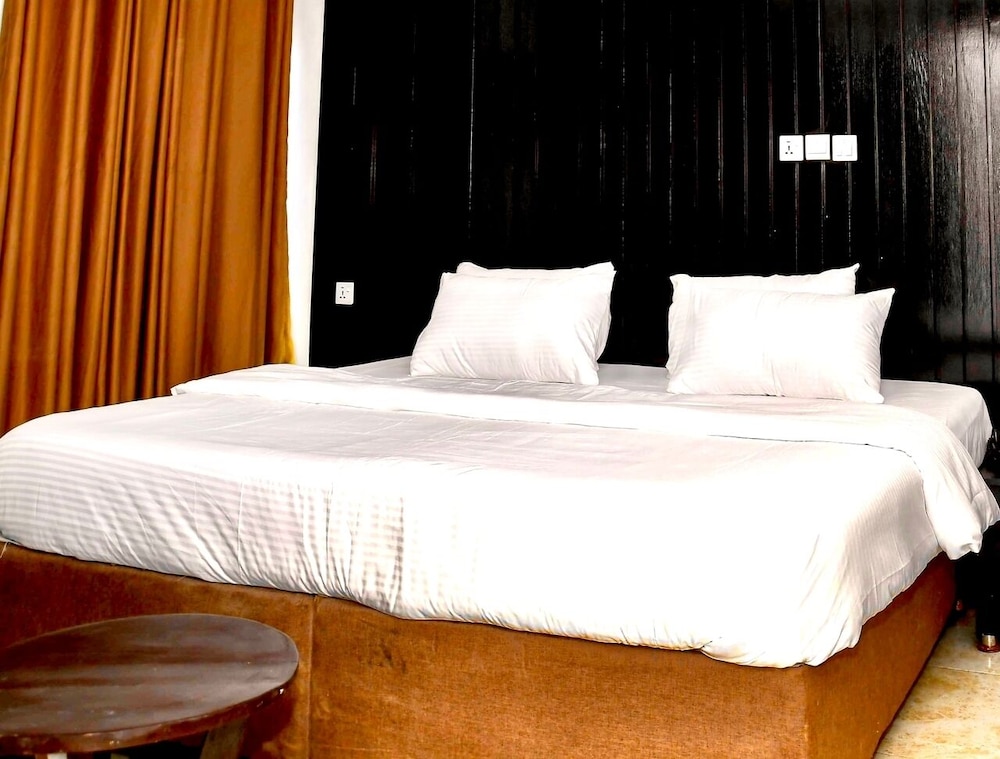 

Roma - Lagos - Royal Crest hotel and suite