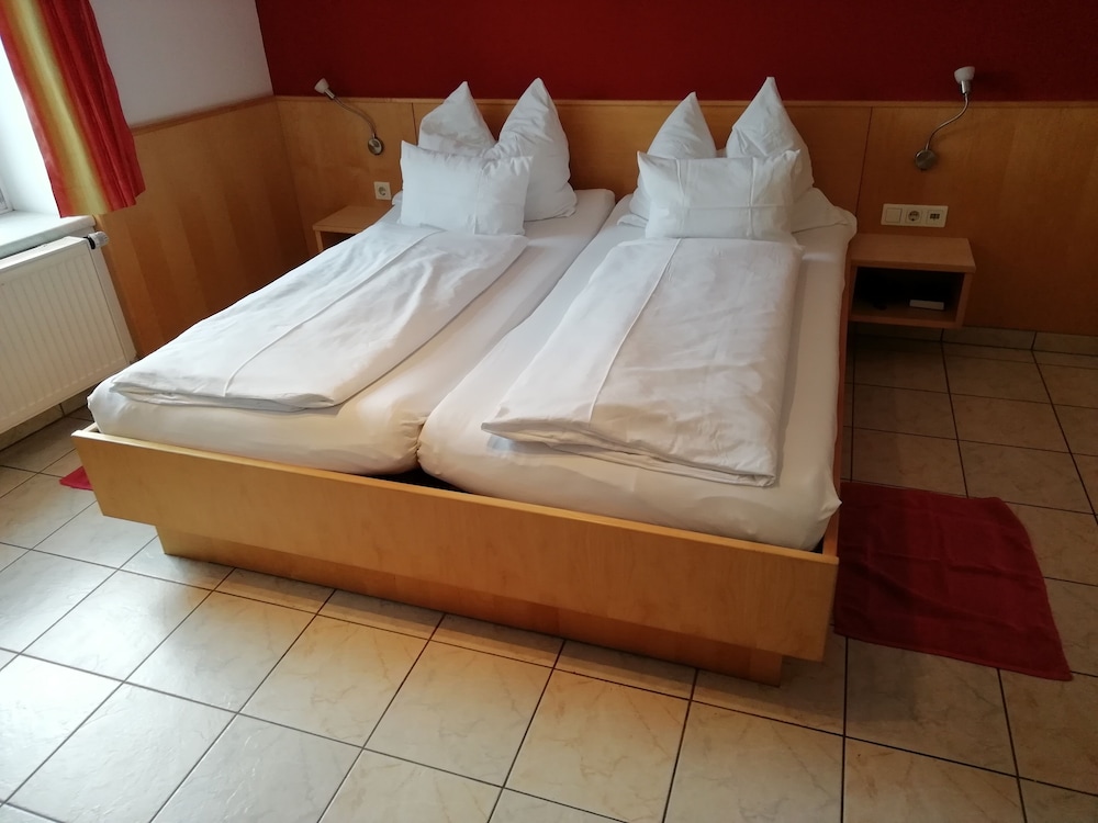 

Milano - Neusiedl am See - Weinhotel Kirchenwirt