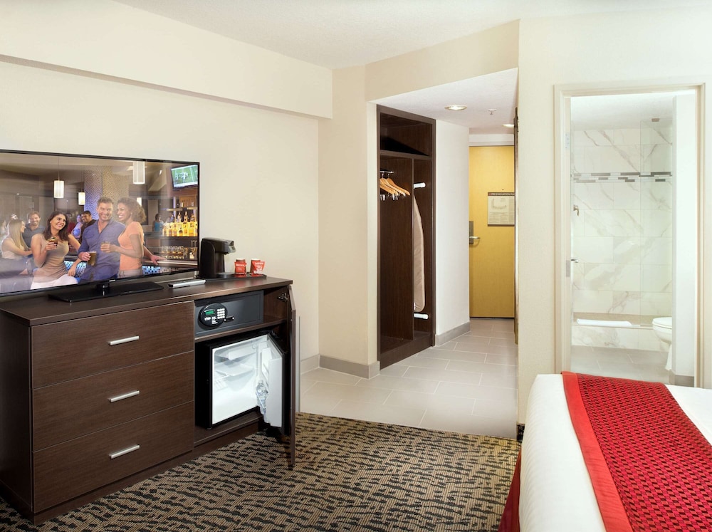 

Brindisi - Las Vegas (NV) - The STRAT Hotel, Casino & SkyPod