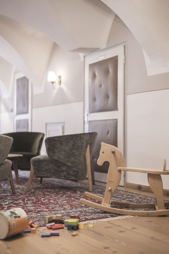 

Milano - Monguelfo - Emma Historic Hotel
