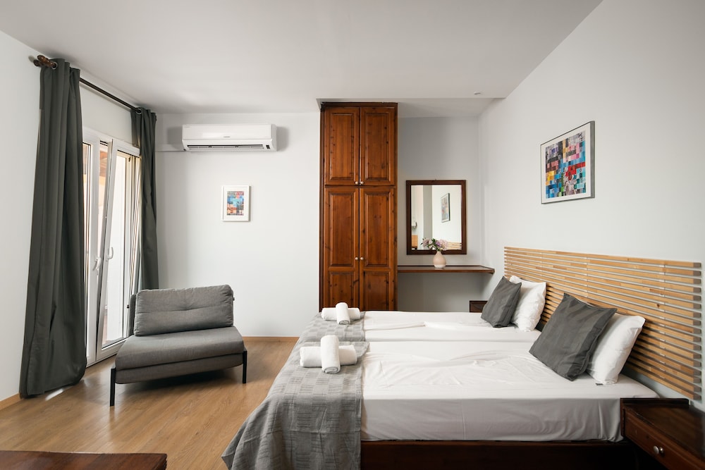 

Bologna - Perama (Corfu) - Folies Corfu Town Hotel Apartments
