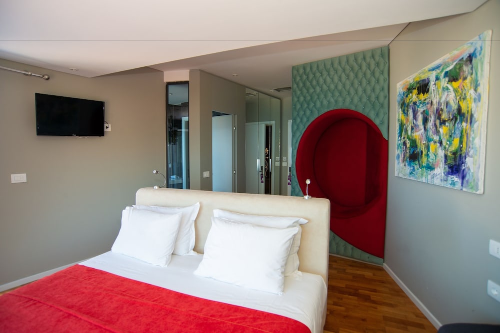 

Napoli - Sarandë - Bougainville Bay Hotel