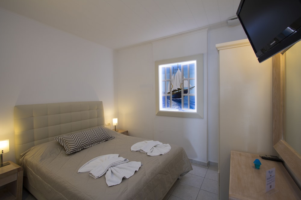 

Milano - Thirasía - Erato Apartments