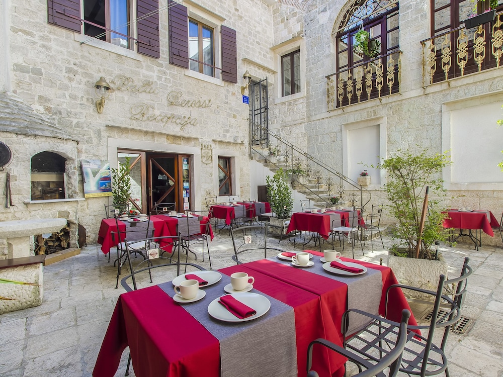 

Milano - Trogir - Palace Derossi
