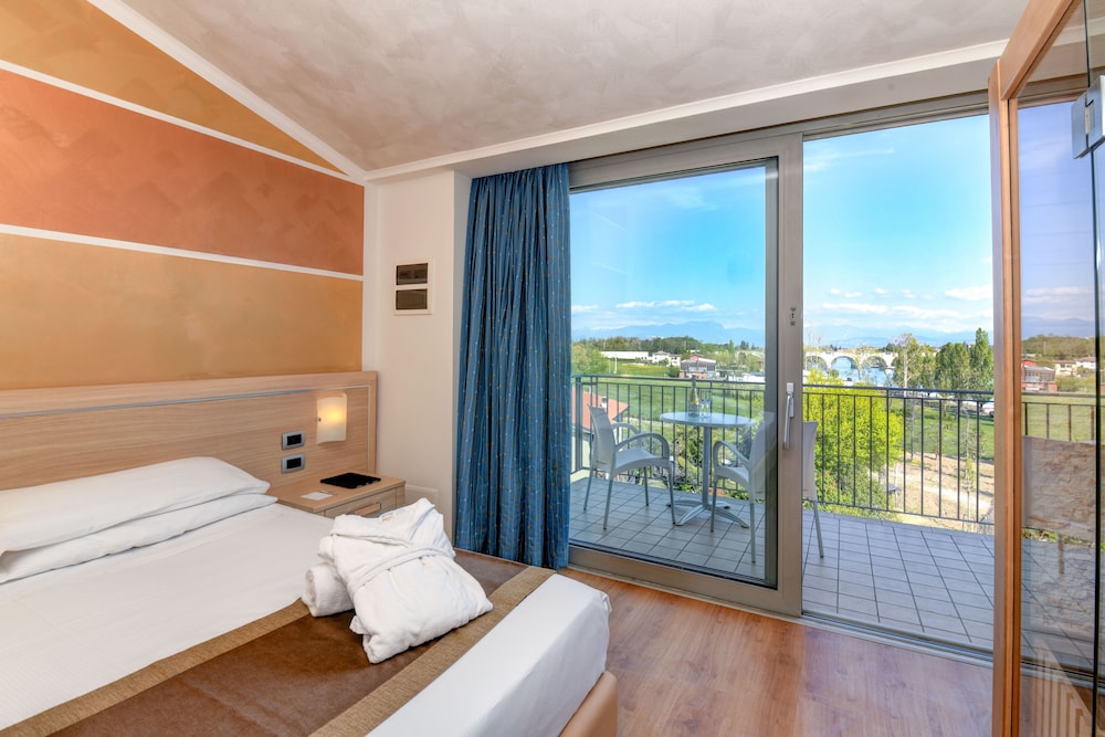 

Napoli - Castelnuovo del Garda - Hotel Rivus